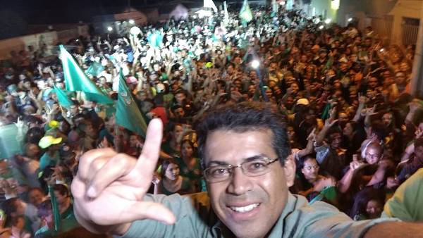 Candidato a prefeito, Luciano Santos. Ao fundo, a multidão no Povoado Manoel Domingos.