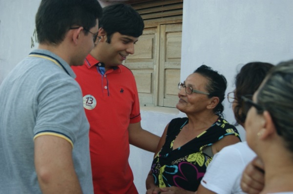 Odon Jr e Anderson receberam carinho e apoio dos moradores do bairro Sílvio Bezerra. (Foto: João Bezerra).