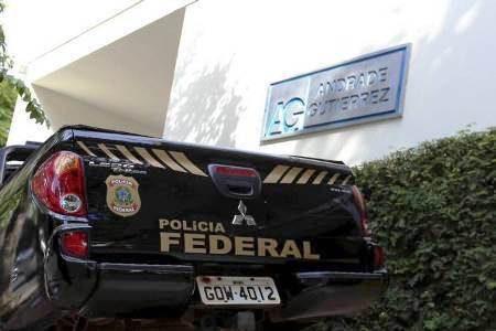 Veículo da Polícia Federal diante da sede da empreiteira Andrade Gutierrez (Washignton Alves/Reuters).