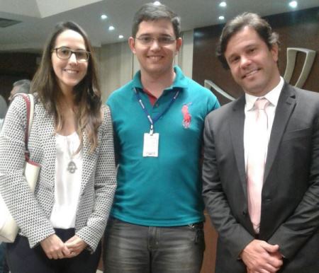 Anderson com a Diretora Comercial de Atendimento, Maria Helena, e o diretor da Caern, Marcelo Toscano