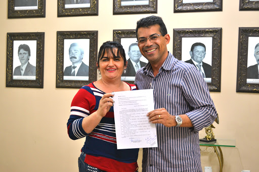 Prefeita em exercício, Vitória Mendes, recebe de Luciano documento que oficializa equipe de transição