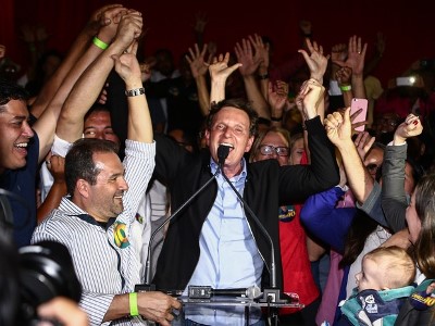 "Chega a nossa vez quando não se desiste", disse no 1º discurso. Crivella (PRB) teve 59,36% dos votos; Freixo (PSOL) ficou com 40,64%.