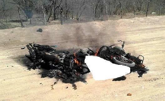 As motocicletas ficaram totalmente destruídas pelo fogo. (Foto: Mosorró Hoje)