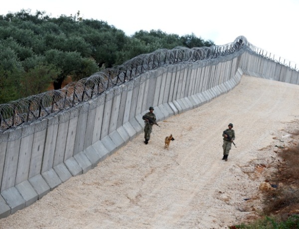 Unidade patrulha muro na fronteira entre a Turquia e Síria, próximo ao vilarejo turco de Besarslan.
