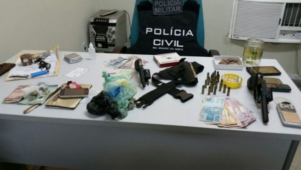 A polícia encontrou um revólver calibre 38 com numeração raspada, que foi roubado de um vigilante em São Paulo do Potengi, além de 50 munições calibre 38, 25 pedras de crack, cinco trouxinhas de maconha, R$ 821,00 reais.