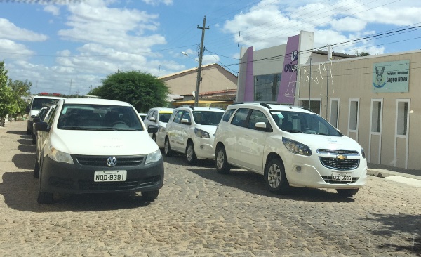 Veículos ficaram estacionados em frente a Prefeitura neste sábado (31)