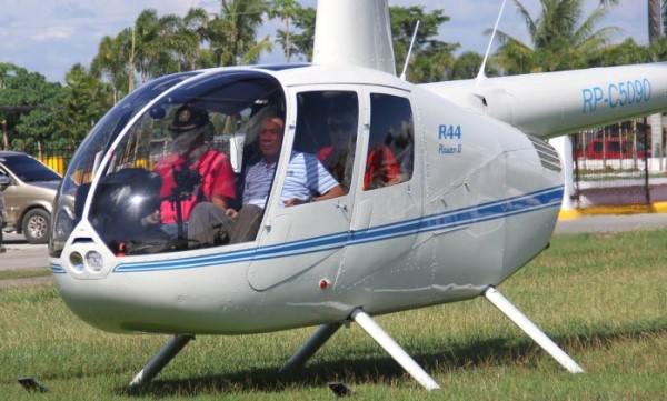 O então prefeito de Davao Rodrigo Duterte (à dir.), a bordo de um helicóptero, chega a Tagum, no sul das Filipinas, para uma reunião do Conselho Regional de Paz e Ordem, em 20 de abril de 2015 – LEAN DAVAL JR / REUTERS.