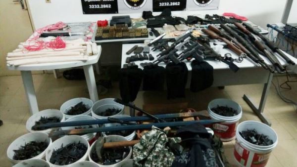 Armas e muitos objetos usados pelos assaltantes de banco foram apreendidos