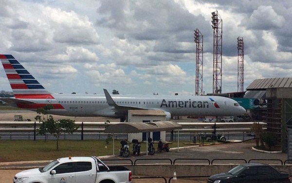 Avião da American Airlines que pousou em Brasília após briga de casal (Foto: Wellington Hanna/G1)
