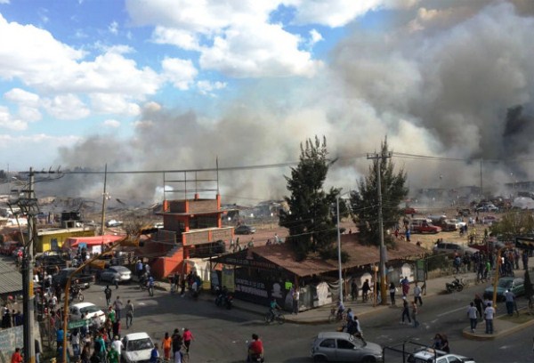 Coluna de fumaça sobe do mercado de fogos de San Pablito, em Tultepec, no México, após explosão.