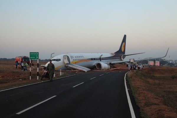 Avião da Jet Airways com 161 pessoas a saiu da pista durante decolagem no aeroporto de Goa, no oeste da Índia (Foto: Indian Navy/Indian Ministry of Defence/via Reuters)
