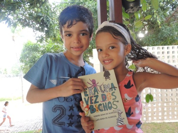 Tomás e Laís Sena, de 7 e 4 anos, lançam domingo o livro ERa uma vez dos bichos (Foto: Luiz Renato)