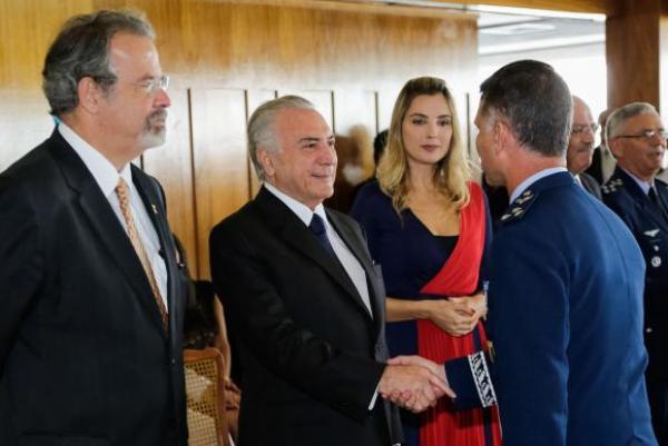 Presidente Michel Temer acompanhado da primeira-dama Marcela Temer e o ministro da Defesa, Raul Jungmann, cumprimenta oficiais da Marinha, Exército e Aeronáutica em cerimônia no Clube Naval.