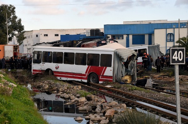 Ônibus foi partido ao meio depois de ser atingido por trem em área de Jebel Jalloud nesta quarta-feira (Foto: FETHI BELAID / AFP)