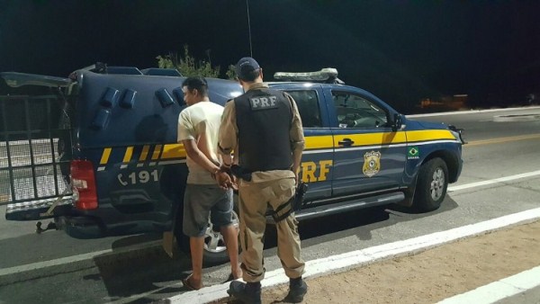 Homem sendo preso pela PRF.