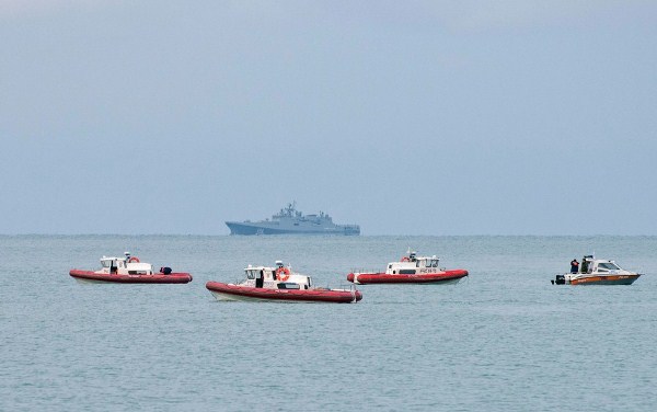 Navios de resgate da Rússia patrulham a costa do Mar Negro de Sochi a procura de detritos do avião militar russo que caiu no domingo (25) (Foto: Yekaterina Lyzlova/AFP)