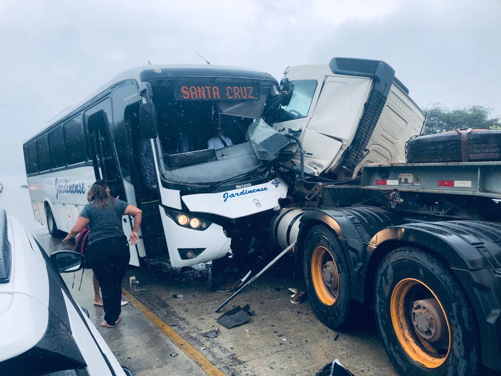 Oito pessoas ficam feridas após ônibus bater de frente com carreta que transportava  pá eólica na Reta Tabajara - JeanSouza.com.br - Conteúdo com credibilidade